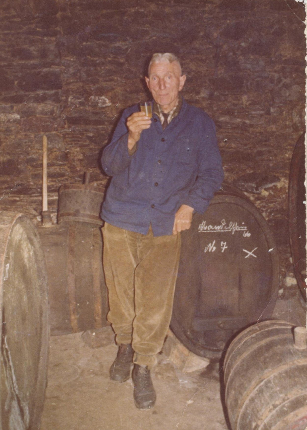 Weinprobe im großen Weinkeller von Lorenz Schweikert, ca. 1962 | © Franz-Werner Schweikert Weinprobe im großen Weinkeller von Lorenz Schweikert, ca. 1962 | © Franz-Werner Schweikert