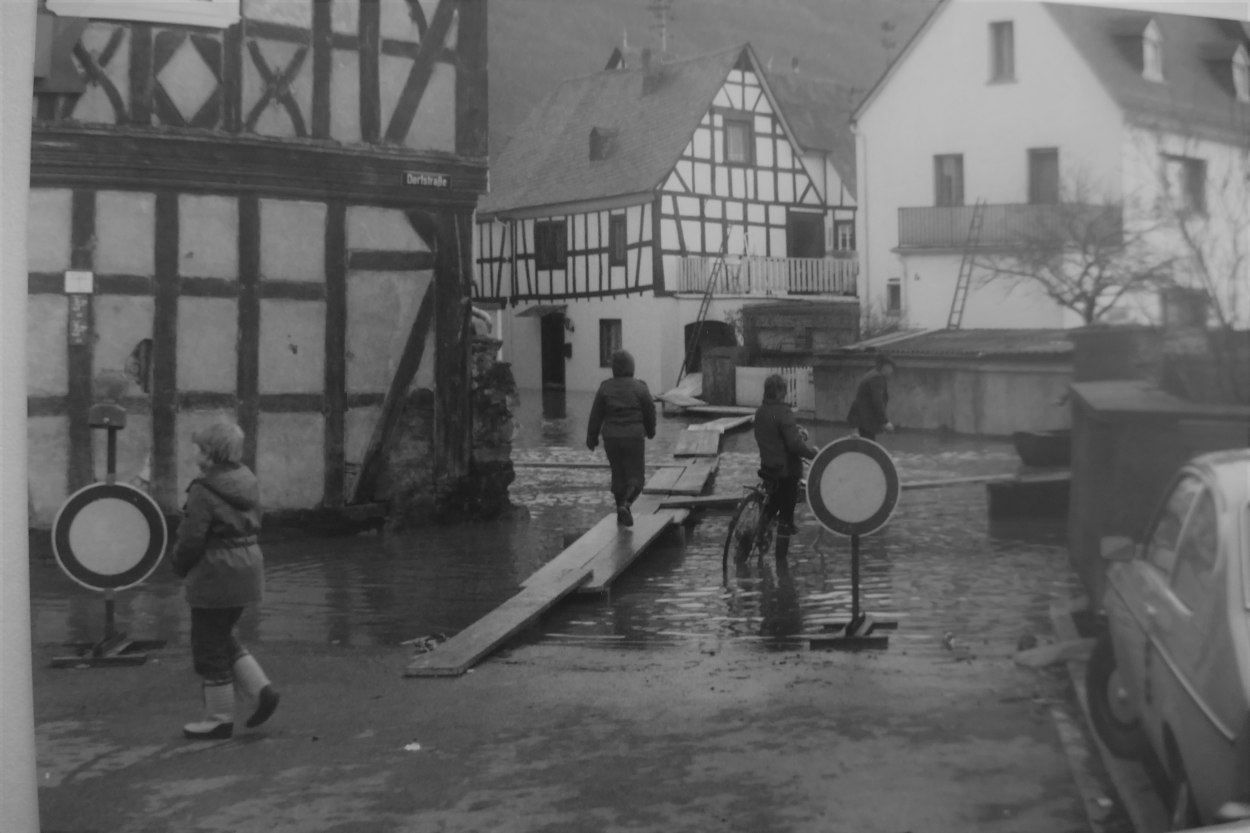 1980 Dorfstrasse / Bahnhofstrasse | © Klaus Nörtersheuser 1980 Dorfstrasse / Bahnhofstrasse | © Klaus Nörtersheuser