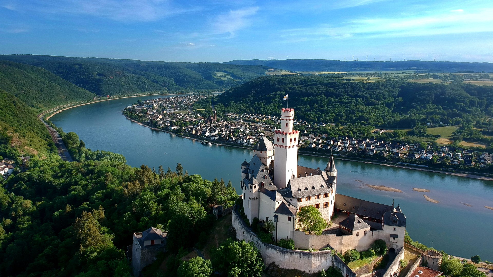 Blick auf Spay am Rhein mit Marksburg | © Jan Banspach