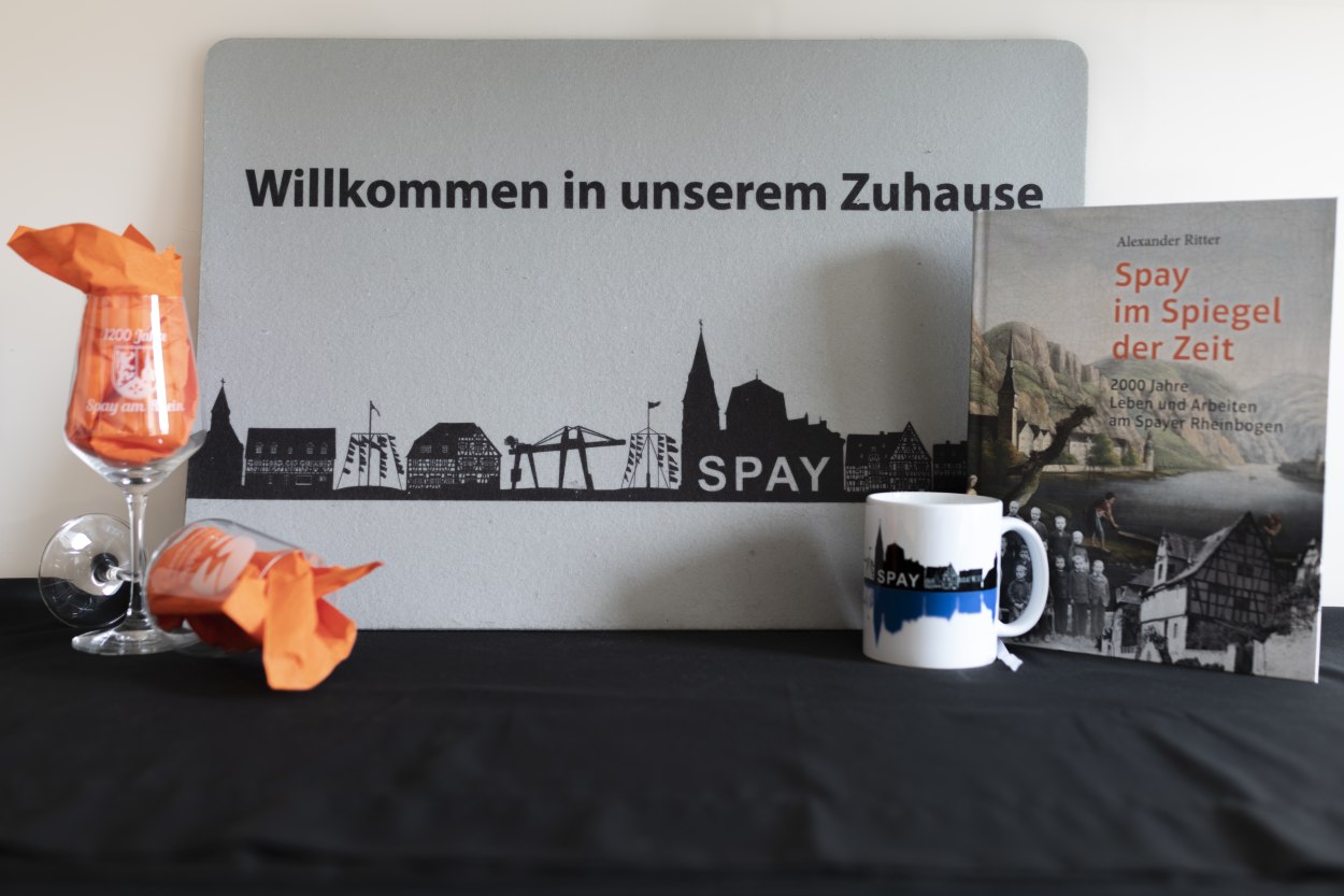 Fanartikel Gläser Buch Tasse Fußmatte | © Förderverein Spay Fanartikel Gläser Buch Tasse Fußmatte | © Förderverein Spay