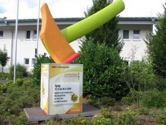 Hammer vor Gemeindezentrum | © Rudolf Weber