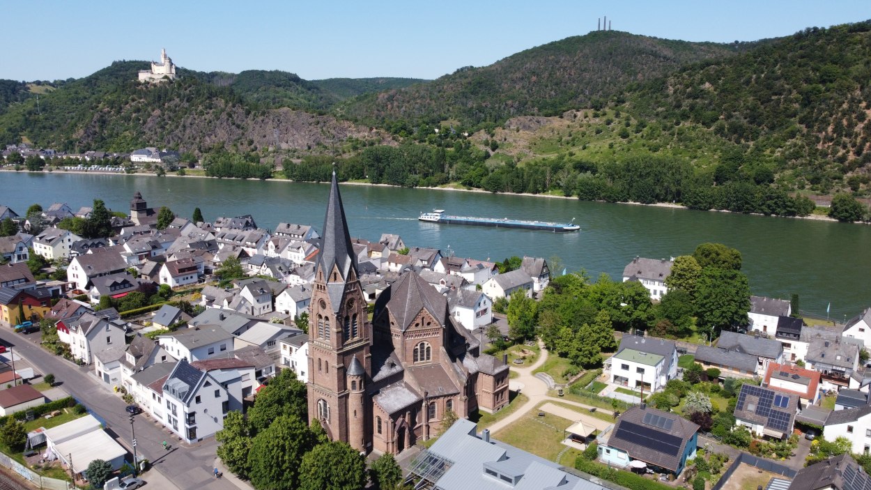 Pfarrkirche St. Lambertus und Niederspay mit Marksburg | © Hermann Volk Pfarrkirche St. Lambertus und Niederspay mit Marksburg | © Hermann Volk