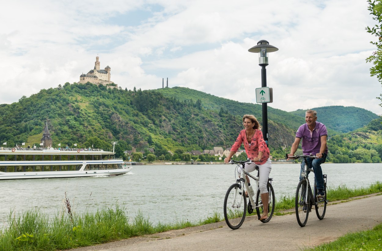 Radfahrer auf dem Rheinradweg gegenüber der Marksburg nahe Spay | © Dominik Kretz