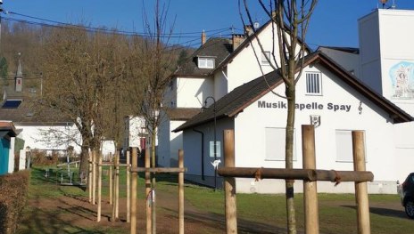 Neue B&auml;ume auf dem Dorfplatz | &copy; Ortsgemeinde Spay