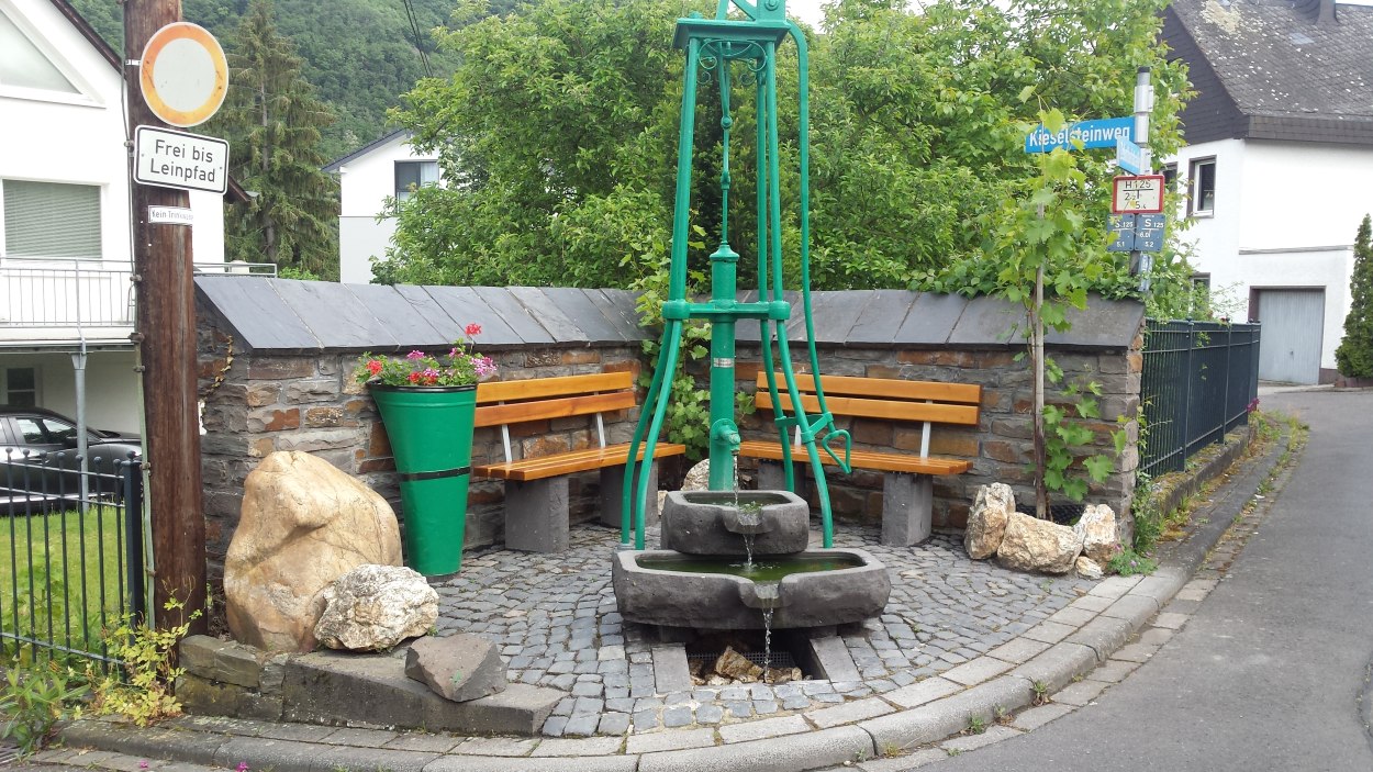 Brunnen Kieselsteiner Nachbarschaft | © Rudolf Weber Brunnen Kieselsteiner Nachbarschaft | © Rudolf Weber