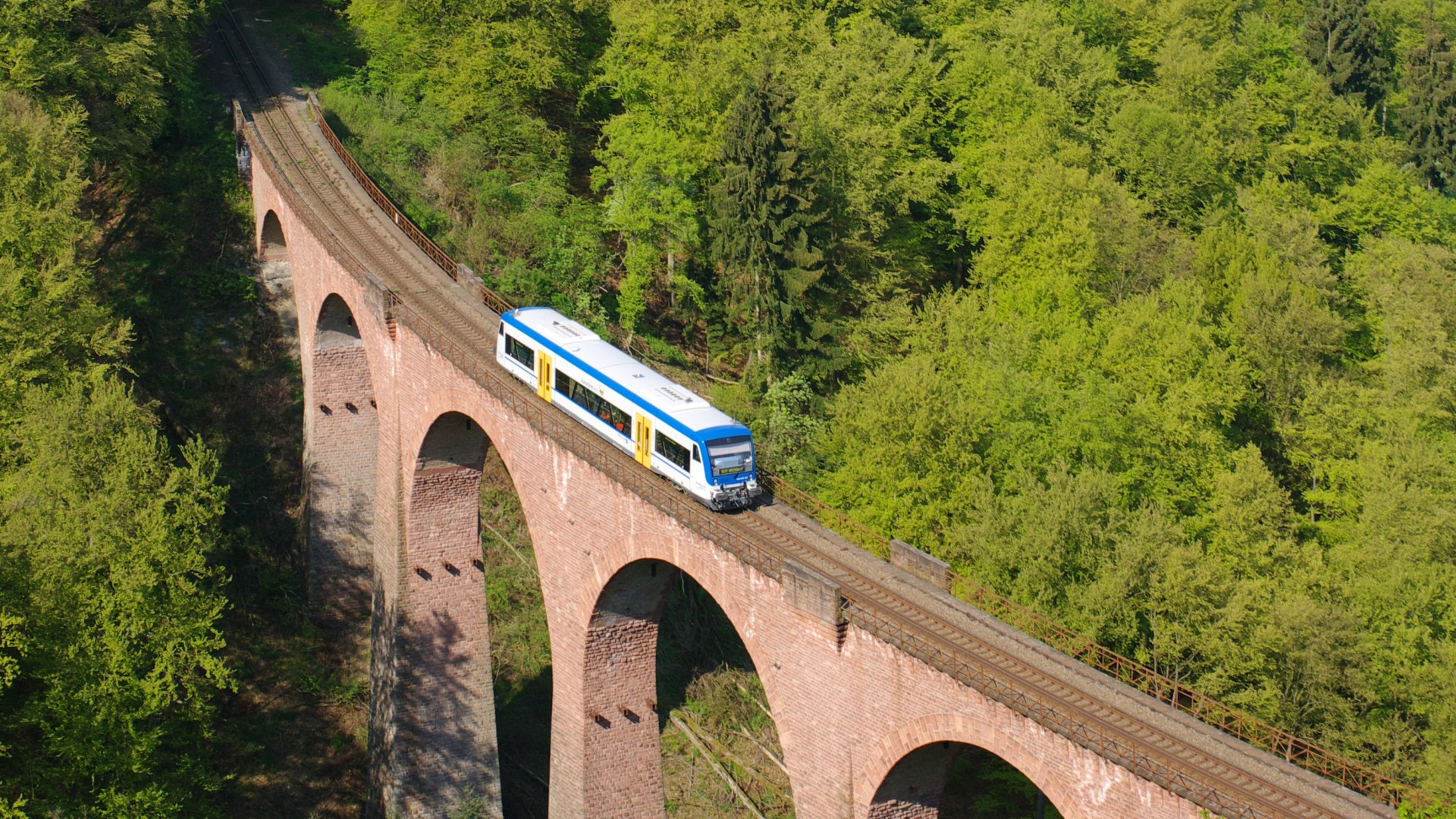 Hunsr&uuml;ckbahn auf Hubertus-Viadukt | &copy; Transdev SE & Co. KG