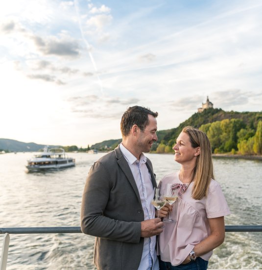 Paar genießt einen Schiffsausflug auf dem Rhein | © Dominik Ketz