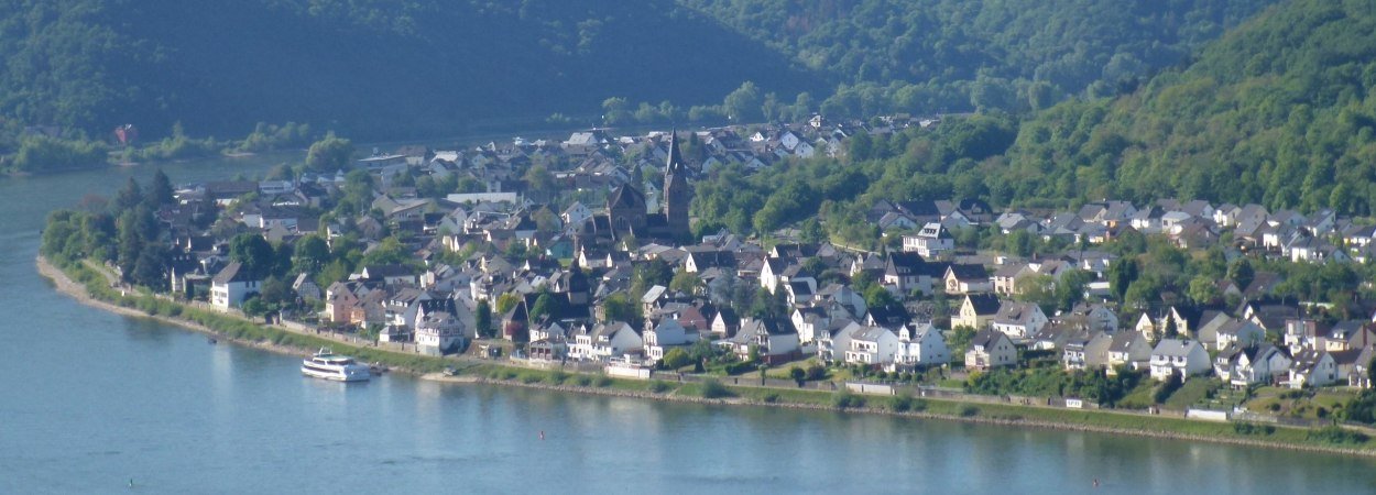 Blick auf Spay am Rhein mit Marksburg vom Rheinsteig 4 | © Walter Karbach