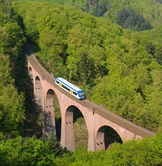 Hunsr&uuml;ckbahn auf Hubertus-Viadukt | &copy; Transdev SE & Co. KG