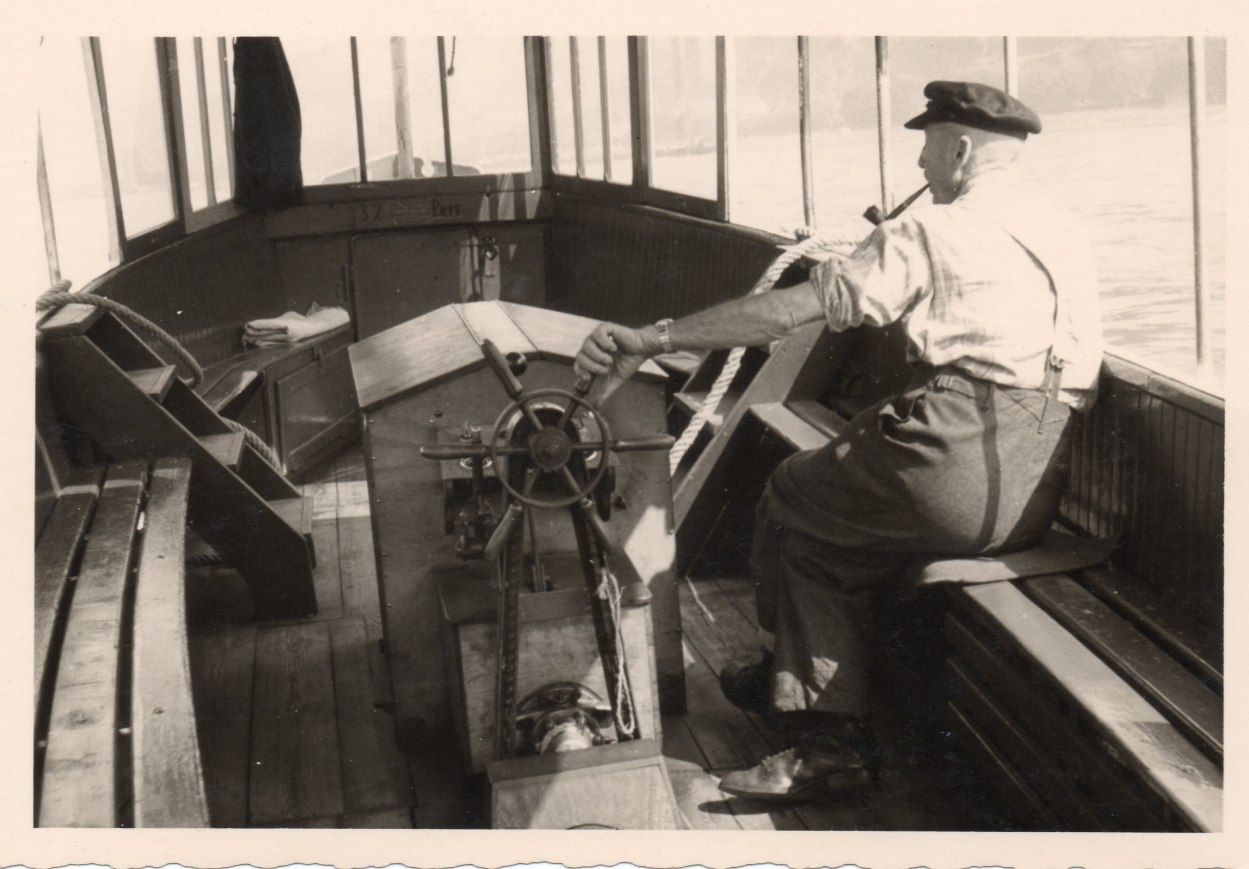 Fährmann Engelbert Hirsch am Steuer | © Archiv Ortsgemeinde Spay Fährmann Engelbert Hirsch am Steuer | © Archiv Ortsgemeinde Spay