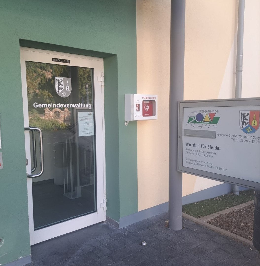 Defibrillator Eingang Gemeindezentrum | © Ortsgemeinde Spay