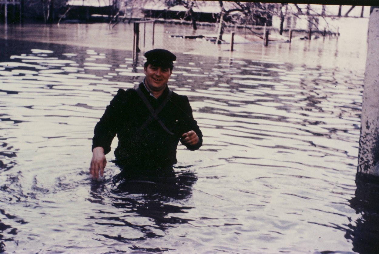 Walter Volk in Wathose in der Dorfstrasse | © Freiwillige Feuerwehr Spay Walter Volk in Wathose in der Dorfstrasse | © Freiwillige Feuerwehr Spay