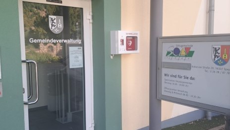 Defibrillator Eingang Gemeindezentrum | © Ortsgemeinde Spay