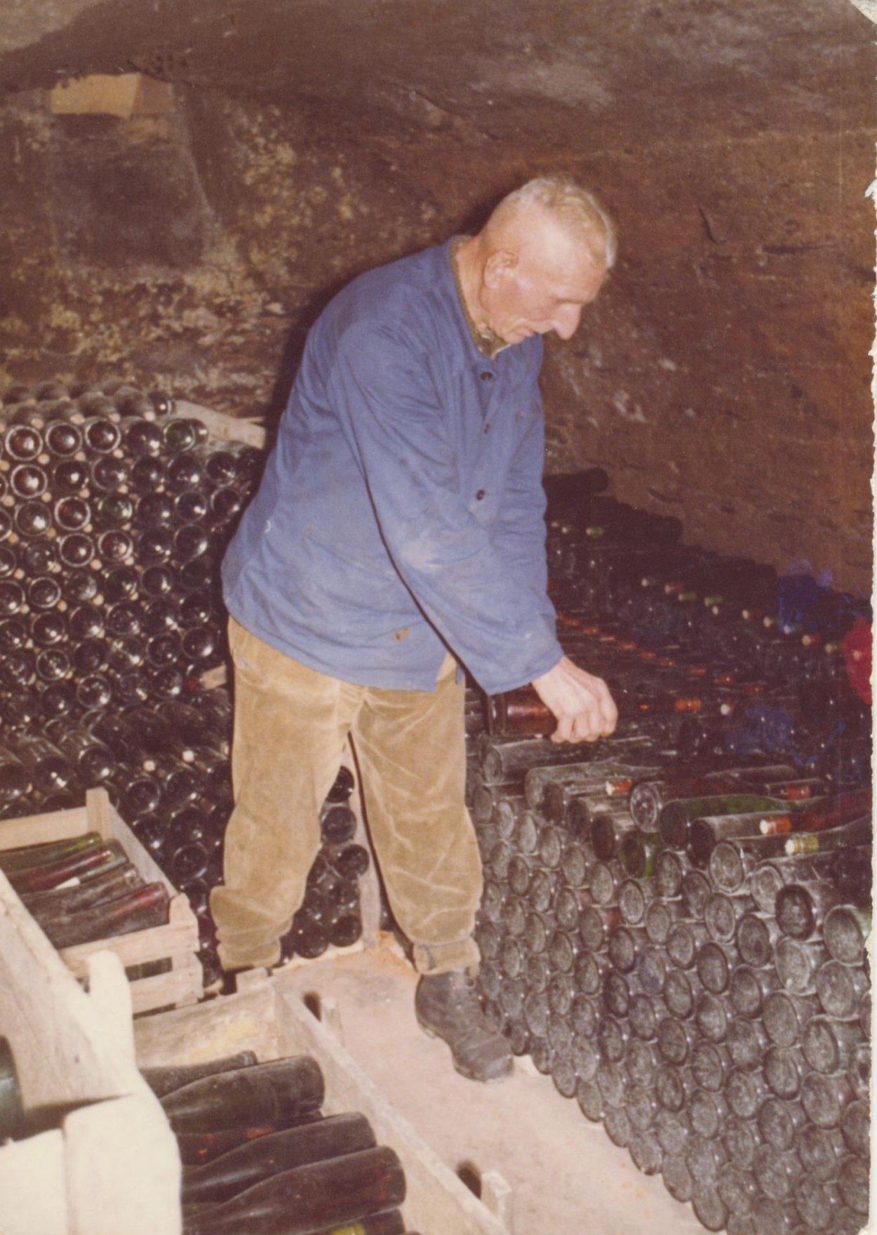 Lorenz Schweikert beim Lagern der abgefüllten Flaschen im kleinen Keller, ca. 1962 | © Franz-Werner Schweikert Lorenz Schweikert beim Lagern der abgefüllten Flaschen im kleinen Keller, ca. 1962 | © Franz-Werner Schweikert