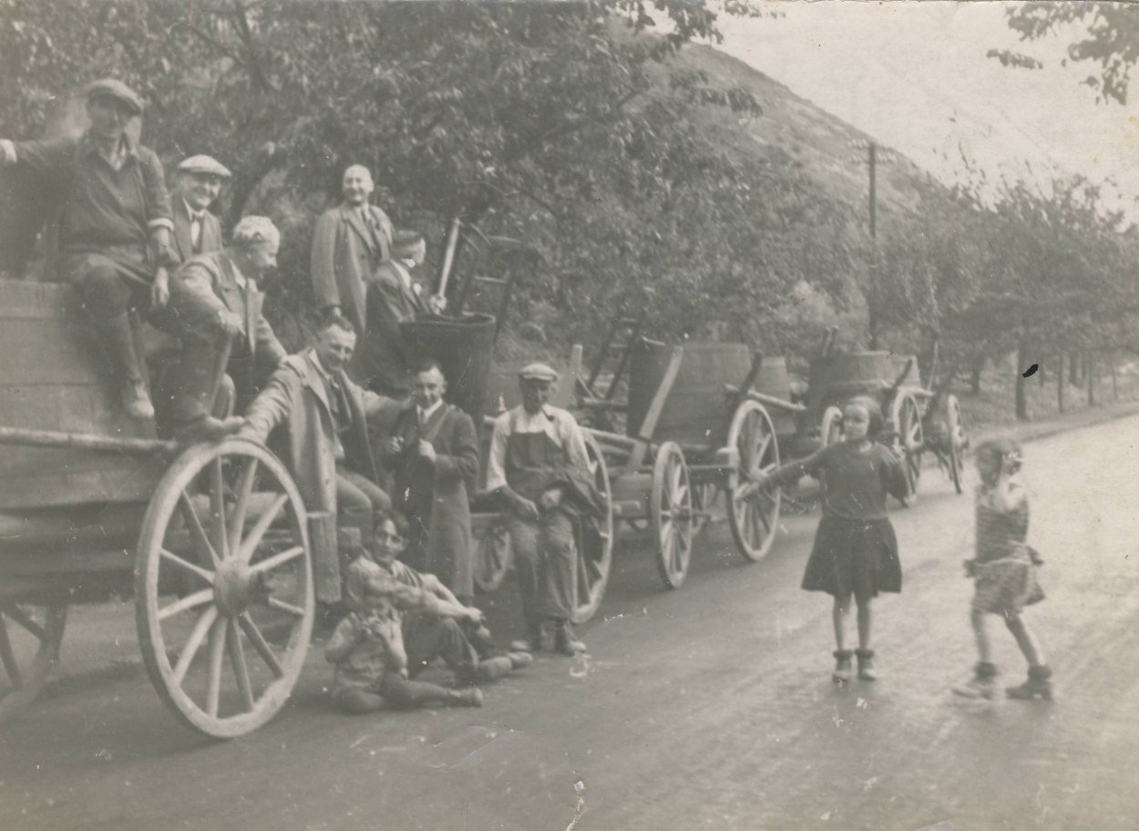 Lage Ohlenberg, die Wagen stehen auf der alten B9. Lorenz Schweikert (links) war der erste Winzer in Oberspay der Wein bereits 1924 in Flaschen verkaufte.| © Franz-Werner Schweikert