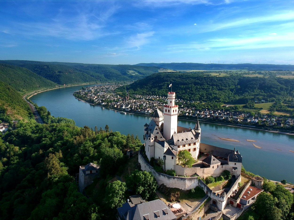 Blick auf Spay am Rhein mit Marksburg | © Jan Banspach