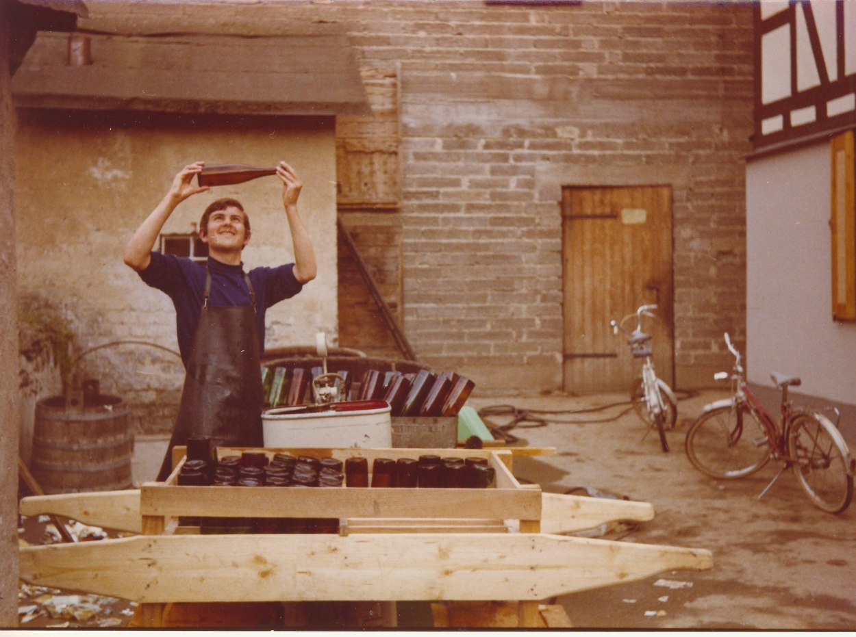 Franz-Werner Schweikert beim Weinflaschen spülen im Hof Lorenz Schweikert, ca. 1968 | © Franz-Werner Schweikert Franz-Werner Schweikert beim Weinflaschen spülen im Hof Lorenz Schweikert, ca. 1968 | © Franz-Werner Schweikert