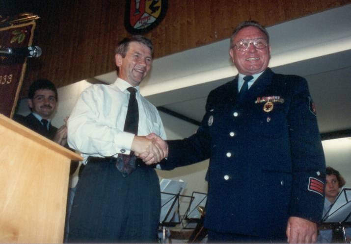 Manfred Krämer und Landrat Albert Berg-Winters | © Freiwillige Feuerwehr Spay