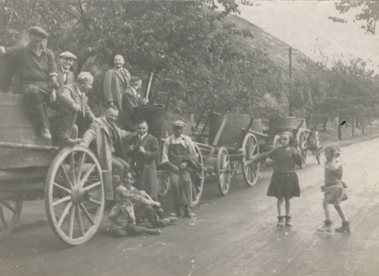 Lage Ohlenberg, die Wagen stehen auf der alten B9. Lorenz Schweikert (links) war der erste Winzer in Oberspay der Wein bereits 1924 in Flaschen verkaufte.| © Franz-Werner Schweikert Lage Ohlenberg, die Wagen stehen auf der alten B9. Lorenz Schweikert (links) war der erste Winzer in Oberspay der Wein bereits 1924 in Flaschen verkaufte.| © Franz-Werner Schweikert